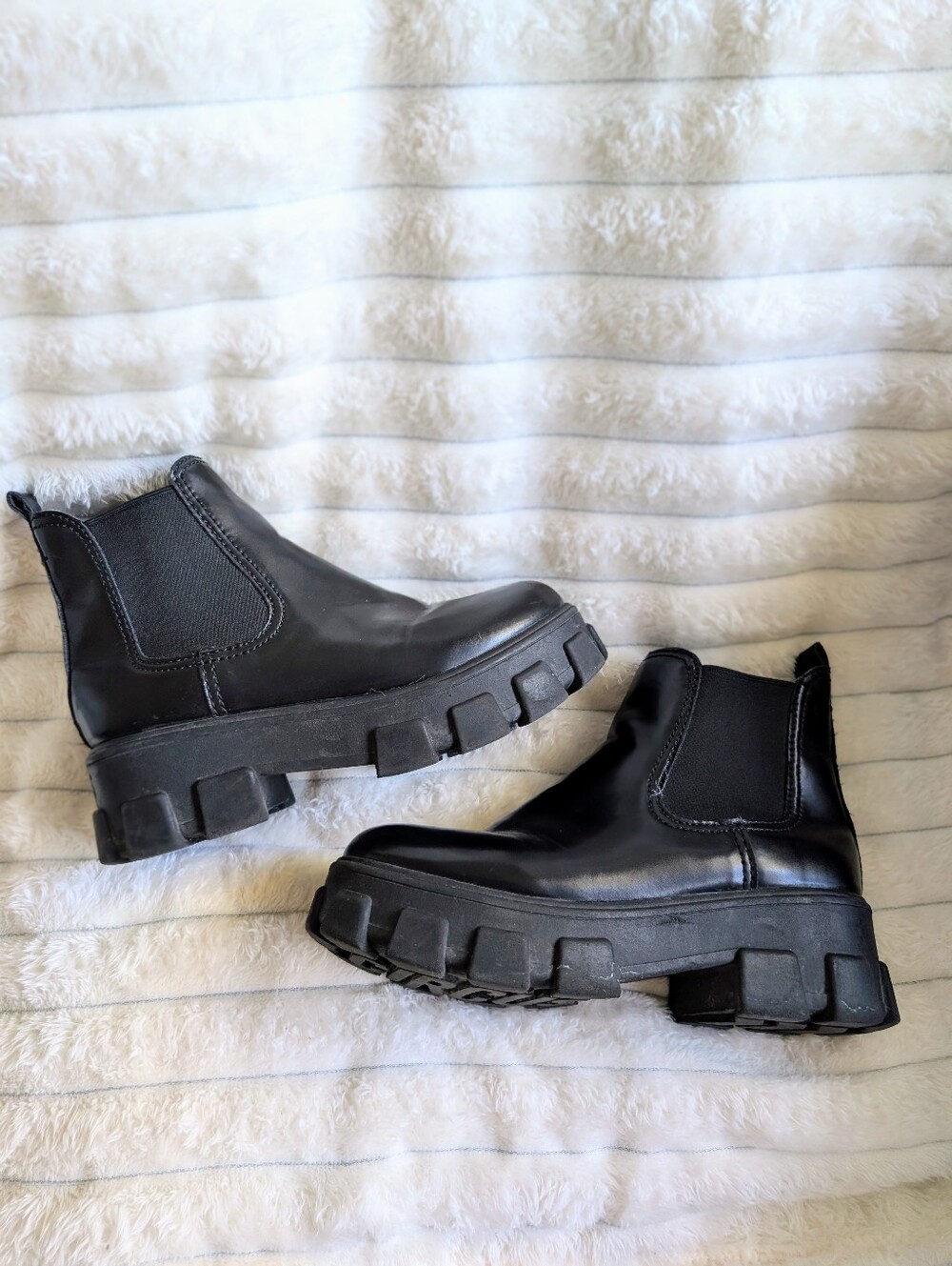 Circus By Sam Edelman Lug Sole Chelsea Boots Size 7.5